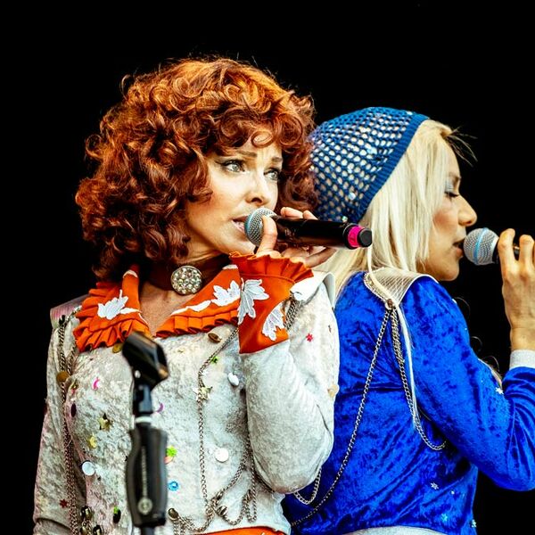 ABBA_ Die Story_Anni-Frid_Agnetha_stage_Berlin