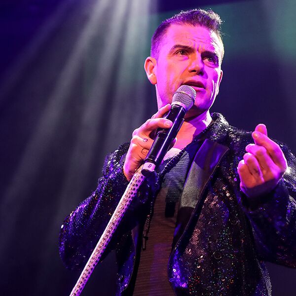 Matt Byrne als Robbie Williams in der Show Stars in Concert