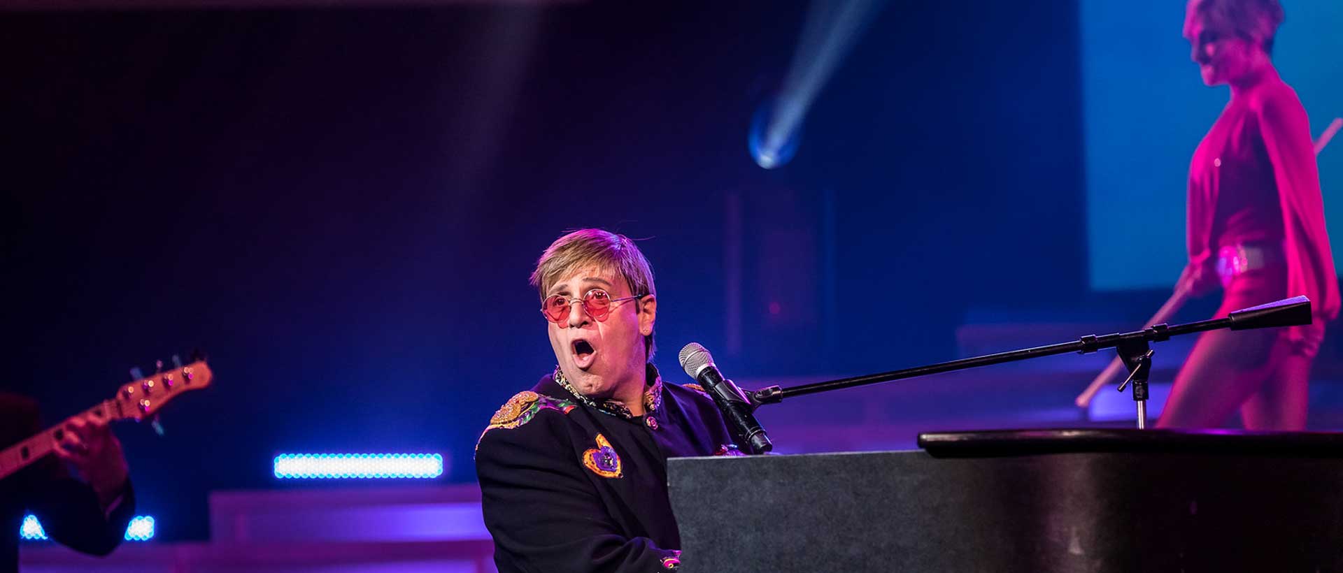 Elton John_ piano_ stars in concert_stage_berlin