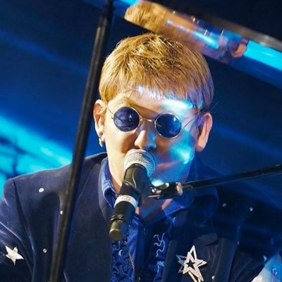 Andy Crosbie performing Elton John